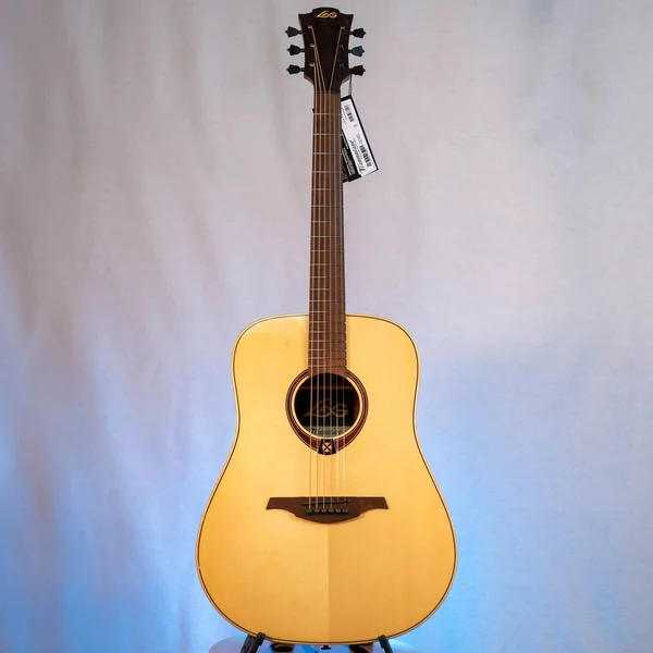 Guitare Lag Tramontane T88D