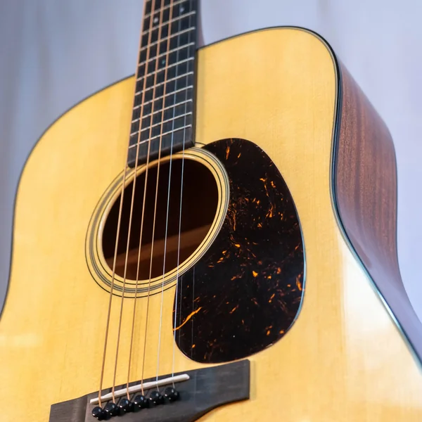 Guitare Martin D-18