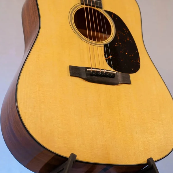Guitare Martin D-18