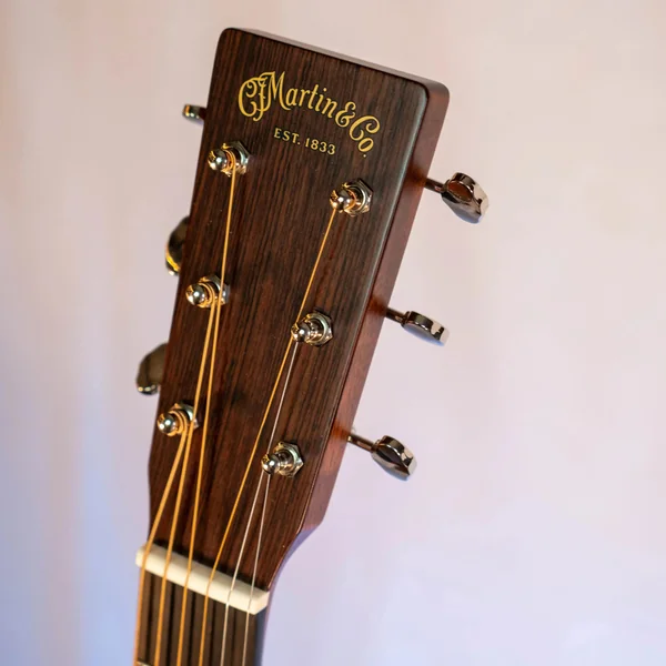 Guitare Martin D-18