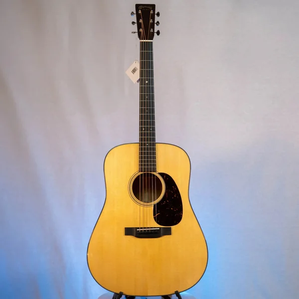 Guitare Martin D-18