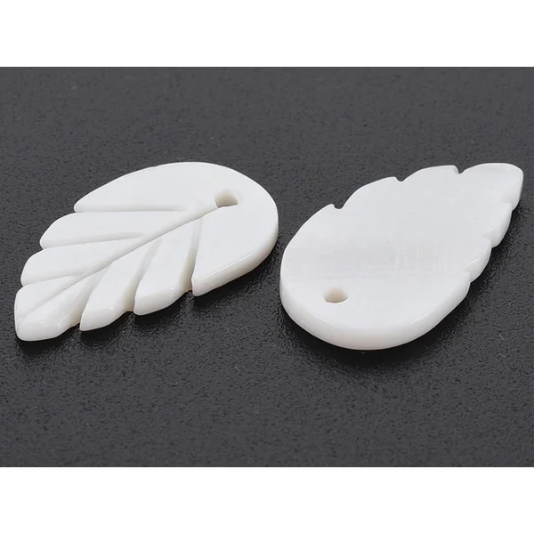 Lot de 5 pendentifs feuille en coquillage nacré - 22 x 12 mm