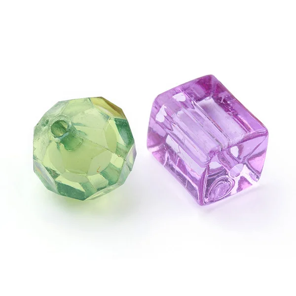 Mix de 50 perles en plastiques transparentes - formes et couleurs variées