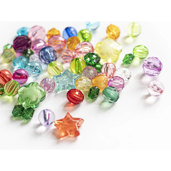 Mix de 50 perles en plastiques transparentes - formes et couleurs variées