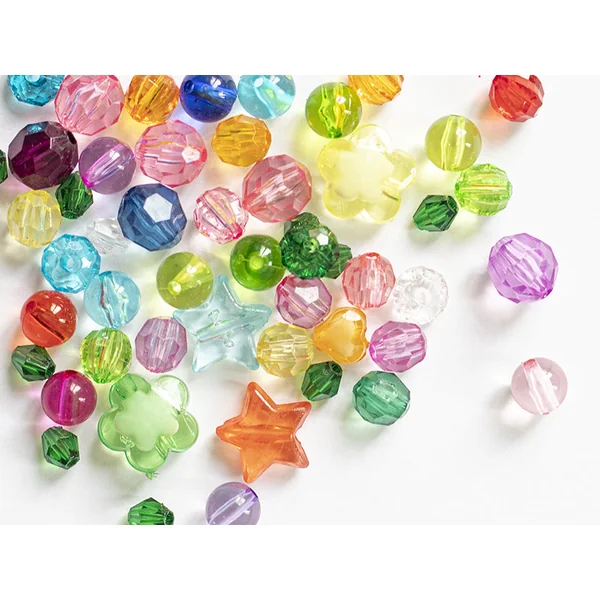 Mix de 50 perles en plastiques transparentes - formes et couleurs variées