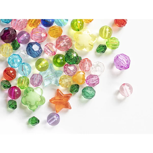 Mix de 50 perles en plastiques transparentes - formes et couleurs variées