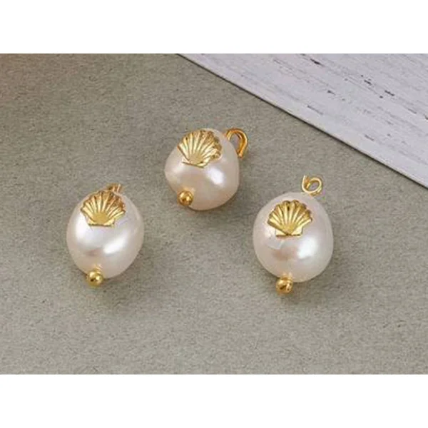 Pendentif perle de culture - Avec décoration coquillage doré - 13 x 9 mm