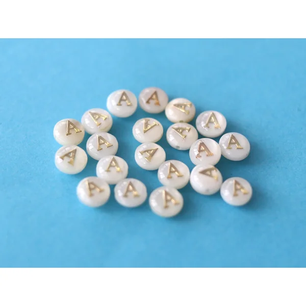 Perle coquillage naturel et laiton doré - Lettre A