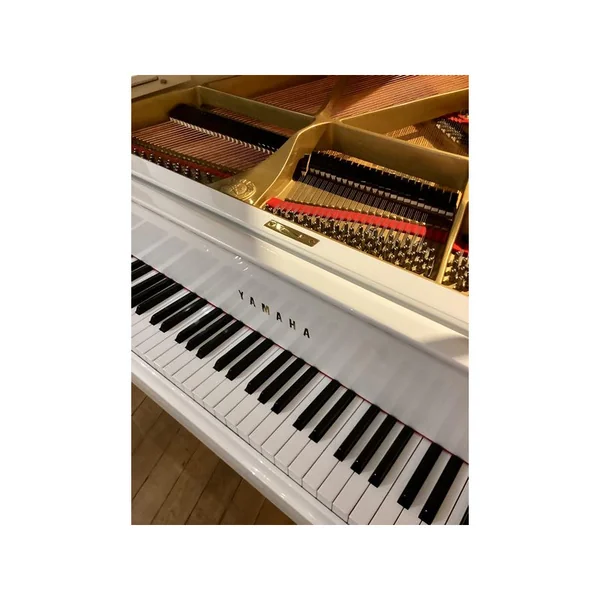 PIANO A QUEUE YAMAHA G2 BLANC BRILLANT 173 CM