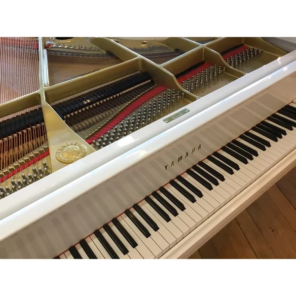PIANO A QUEUE YAMAHA G3 Blanc Brillant 1m83