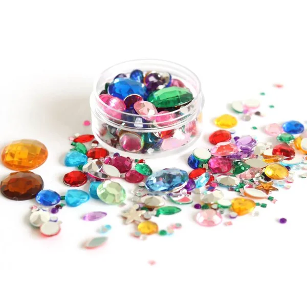 Pot de strass multicolores