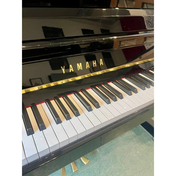 Yamaha E116 Finition Noir Brillant Piano Droit
