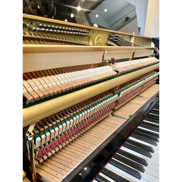 Yamaha E116 Finition Noir Brillant Piano Droit